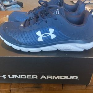 Mens under armour shoes size 10 like new